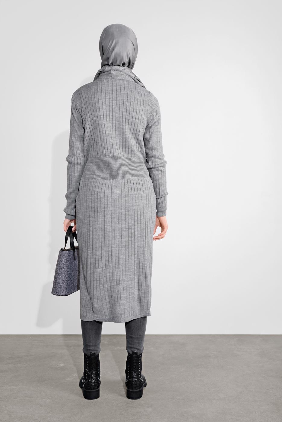 Tesettür giyim GRİ DÜĞMELİ FİTİLLİ TRİKO HIRKA 3522