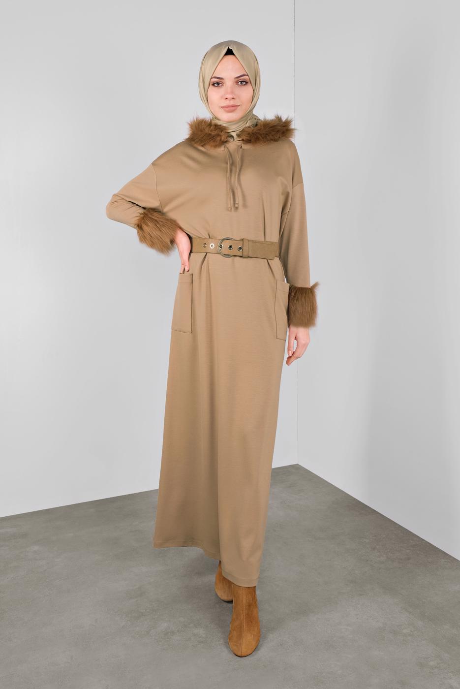 Tesettür giyim BEJ ALVİNA KÜRK DETAYLI ELBİSE 40412	