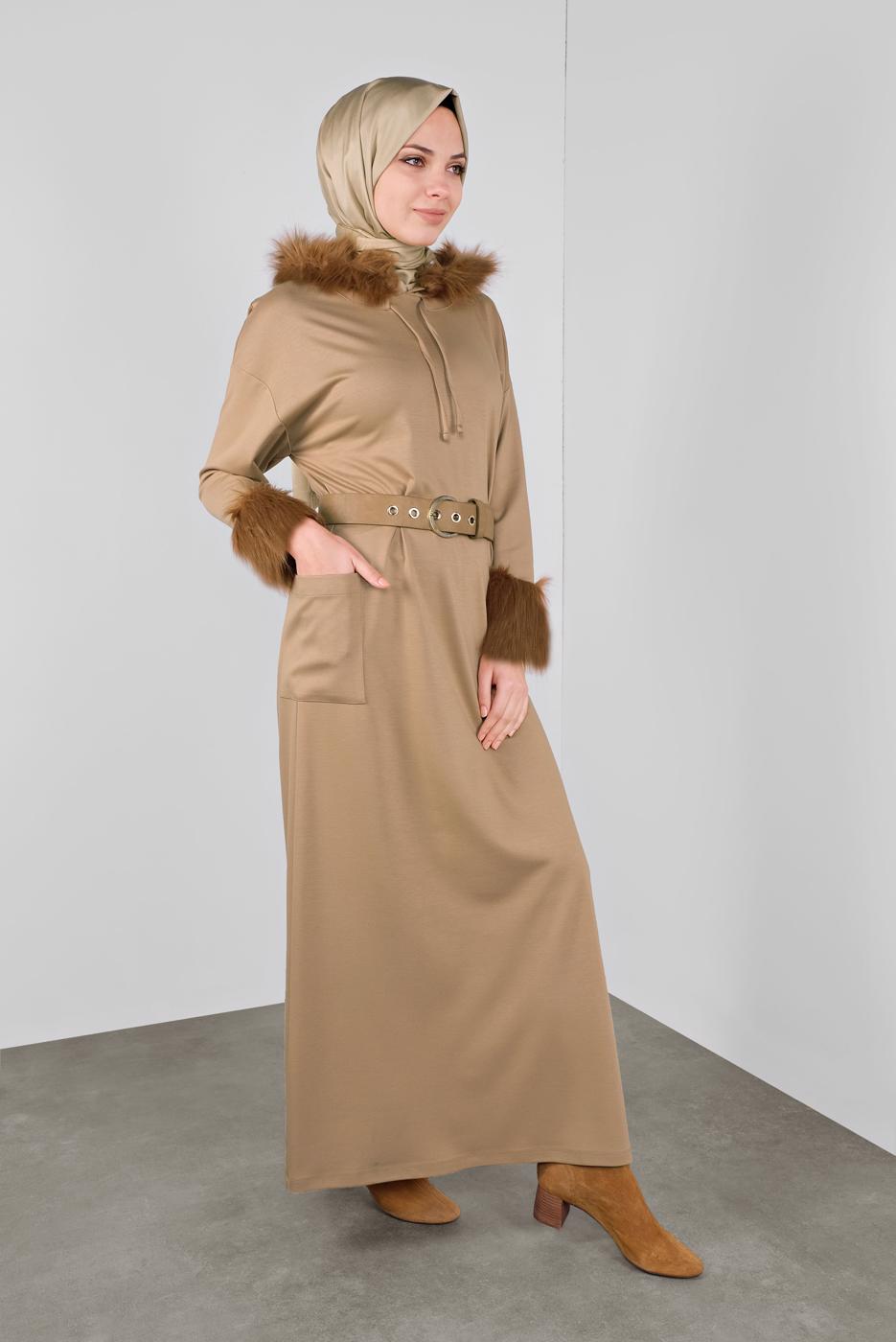Tesettür giyim BEJ ALVİNA KÜRK DETAYLI ELBİSE 40412	