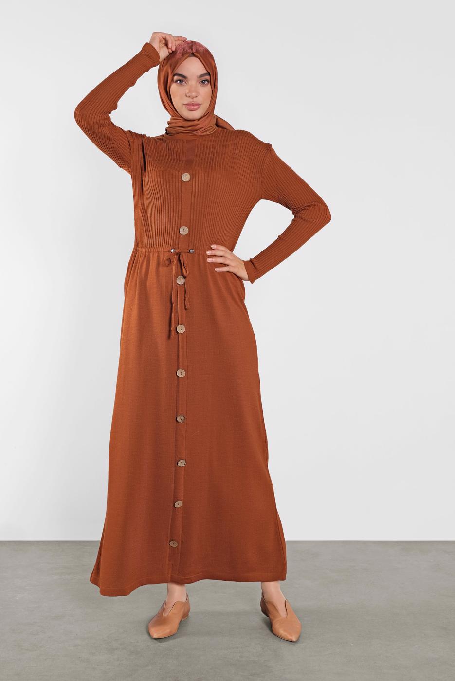 Tesettür giyim TABA DÜĞMELİ BAĞCIKLI ELBİSE 5202 