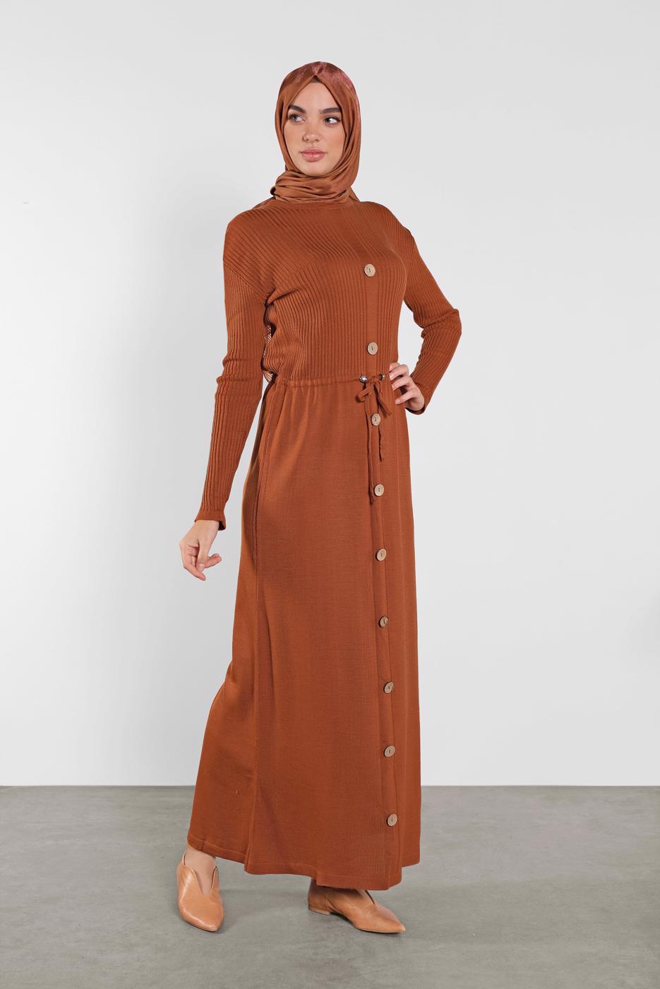 Tesettür giyim TABA DÜĞMELİ BAĞCIKLI ELBİSE 5202 