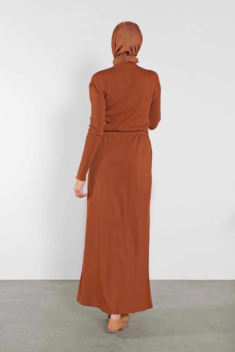 Tesettür giyim TABA DÜĞMELİ BAĞCIKLI ELBİSE 5202 