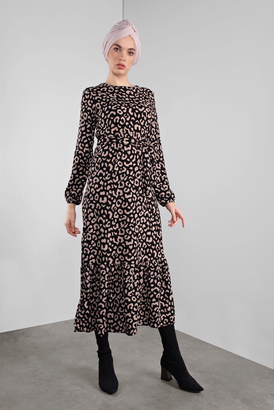 Tesettür giyim SİYAH DESENLİ KUŞAKLI ELBİSE 5746 