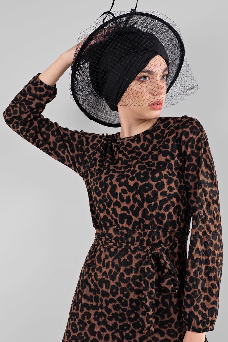 Tesettür giyim SİYAH DESENLİ KUŞAKLI ELBİSE 5746 