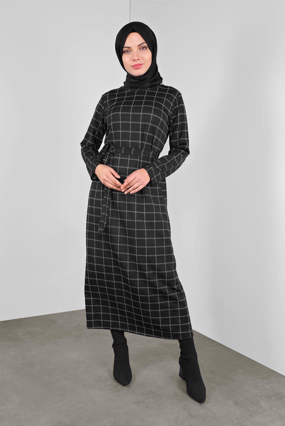 Tesettür giyim SİYAH BELİ KUŞAKLI KARELİ ELBİSE 7246