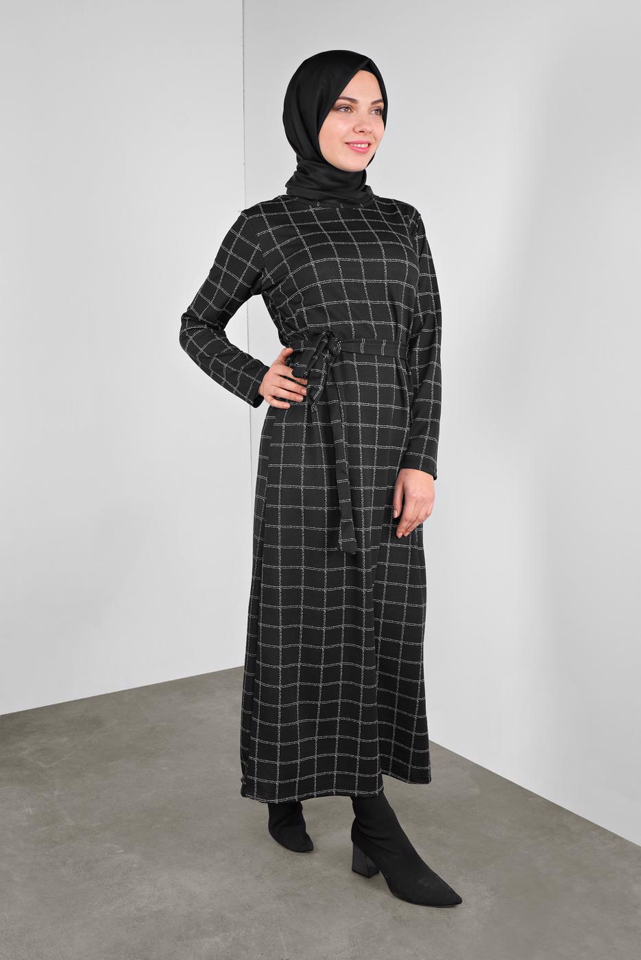 Tesettür giyim SİYAH BELİ KUŞAKLI KARELİ ELBİSE 7246