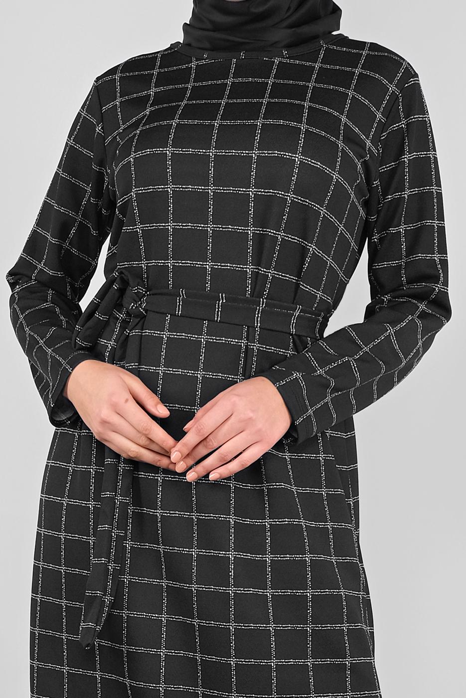 Tesettür giyim SİYAH BELİ KUŞAKLI KARELİ ELBİSE 7246