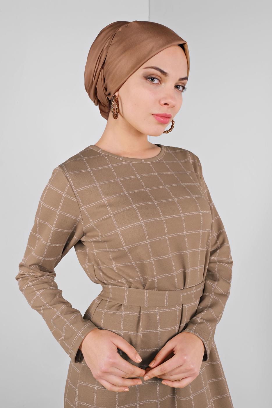 Tesettür giyim KAHVE BELİ KUŞAKLI KARELİ ELBİSE 7246