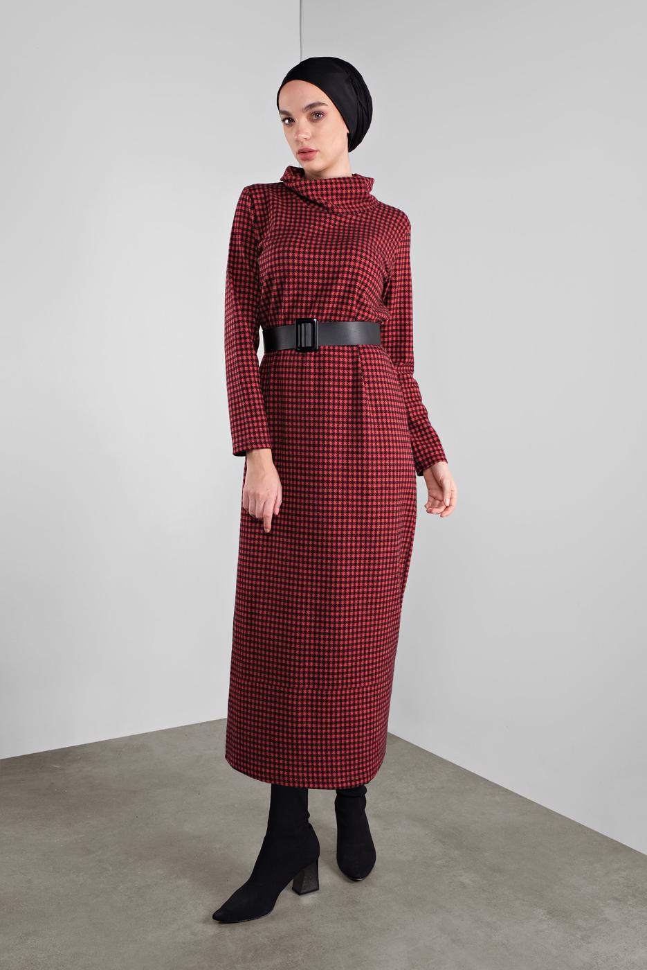 Tesettür giyim SİYAH BOĞAZLI KARELİ ELBİSE 9746 