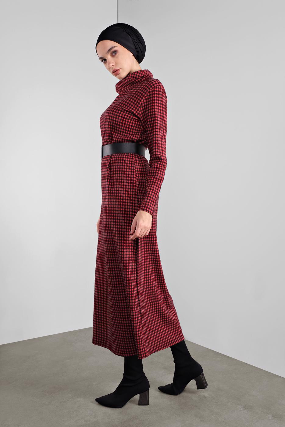 Tesettür giyim SİYAH BOĞAZLI KARELİ ELBİSE 9746 