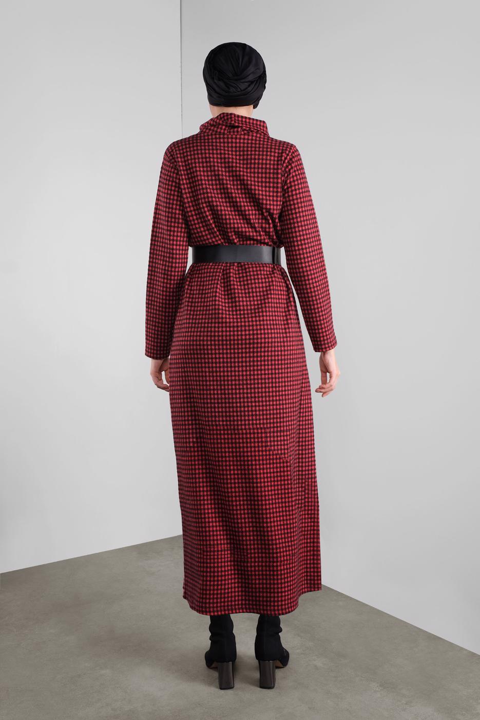 Tesettür giyim SİYAH BOĞAZLI KARELİ ELBİSE 9746 