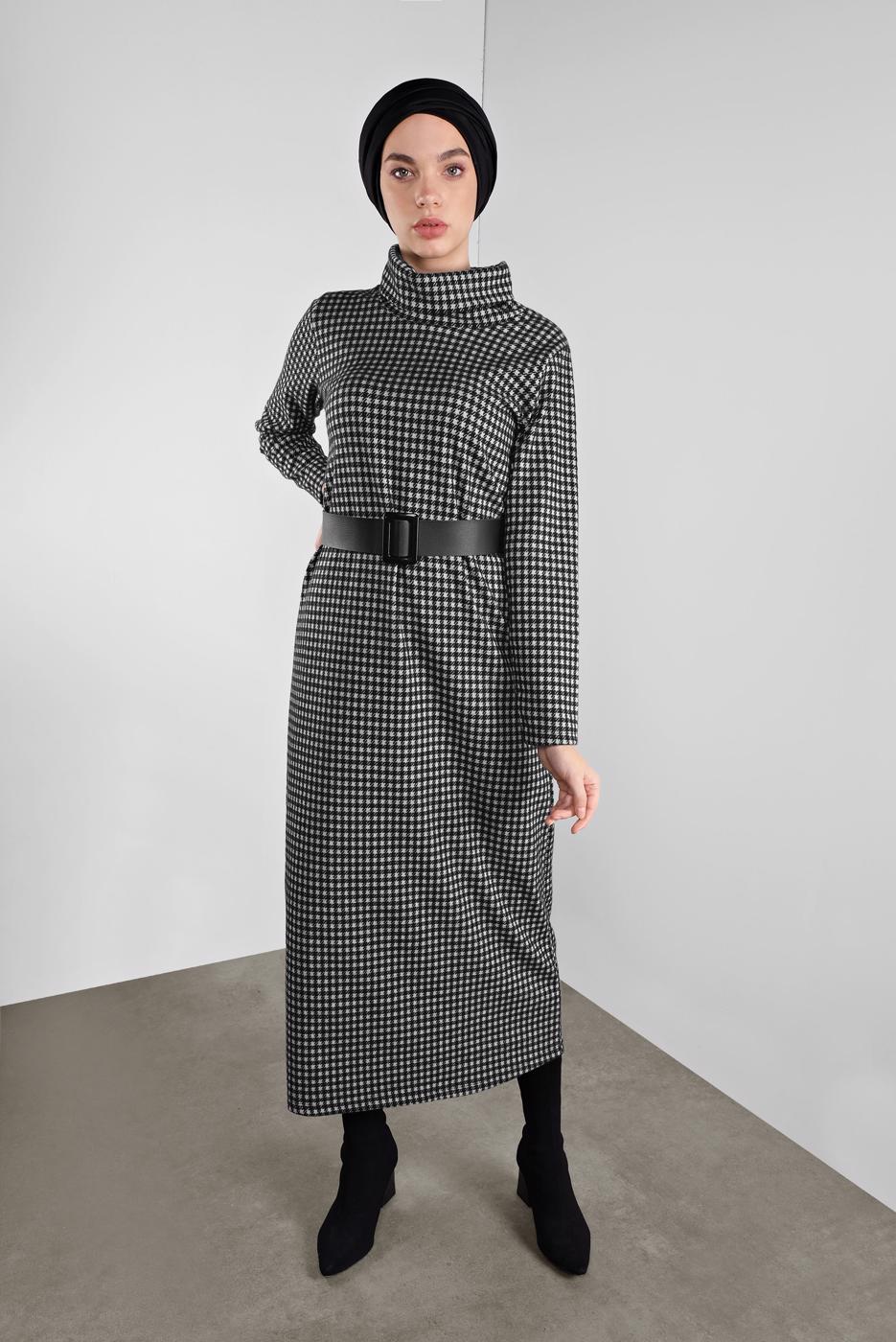 Tesettür giyim SİYAH BOĞAZLI KARELİ ELBİSE 9746 