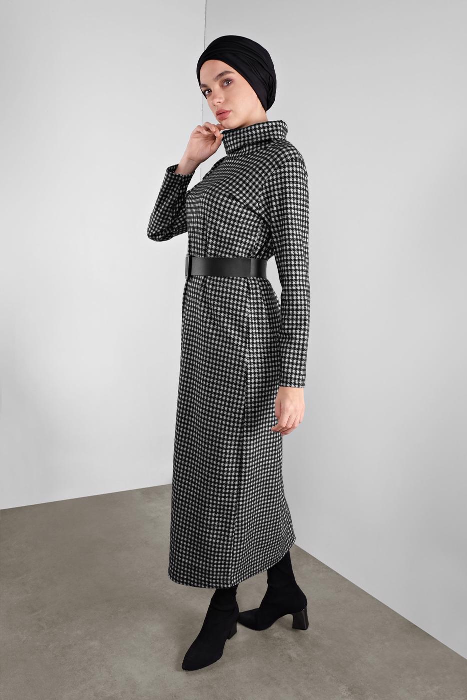 Tesettür giyim SİYAH BOĞAZLI KARELİ ELBİSE 9746 