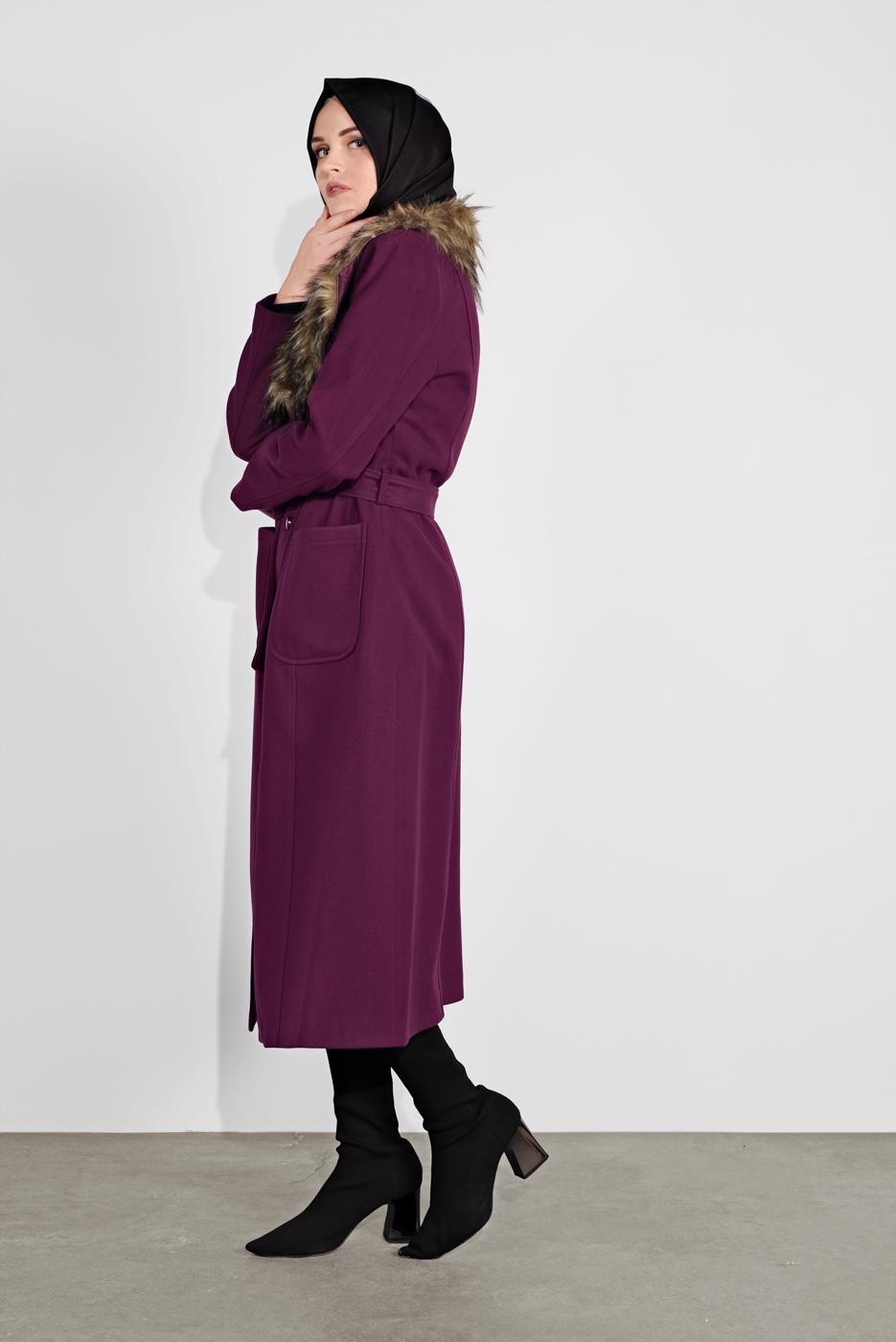Tesettür giyim MOR YAKASI KÜRKLÜ KUŞAKLI KAPÜŞONLU KABAN 377