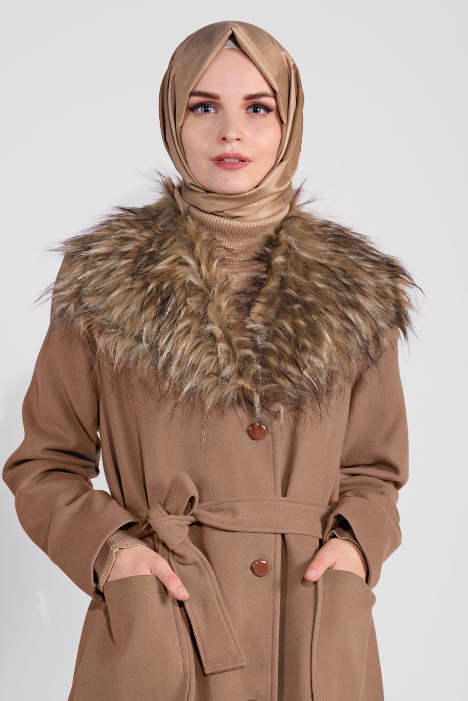 Tesettür giyim KAHVE YAKASI KÜRKLÜ KUŞAKLI KAPÜŞONLU KABAN 377