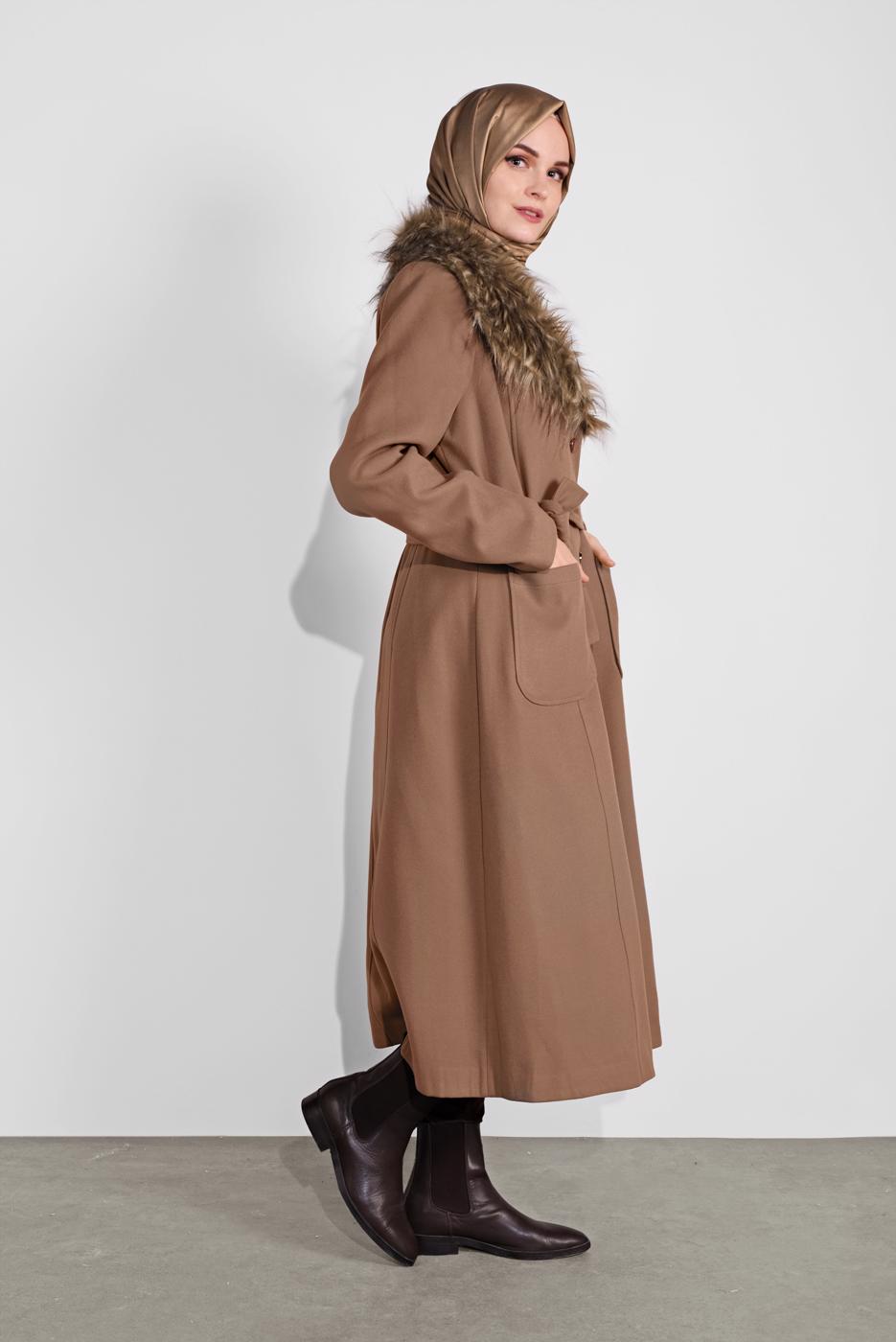 Tesettür giyim KAHVE YAKASI KÜRKLÜ KUŞAKLI KAPÜŞONLU KABAN 377