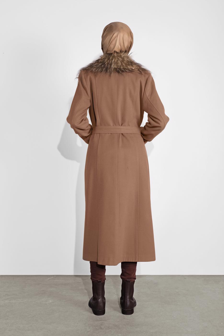 Tesettür giyim KAHVE YAKASI KÜRKLÜ KUŞAKLI KAPÜŞONLU KABAN 377