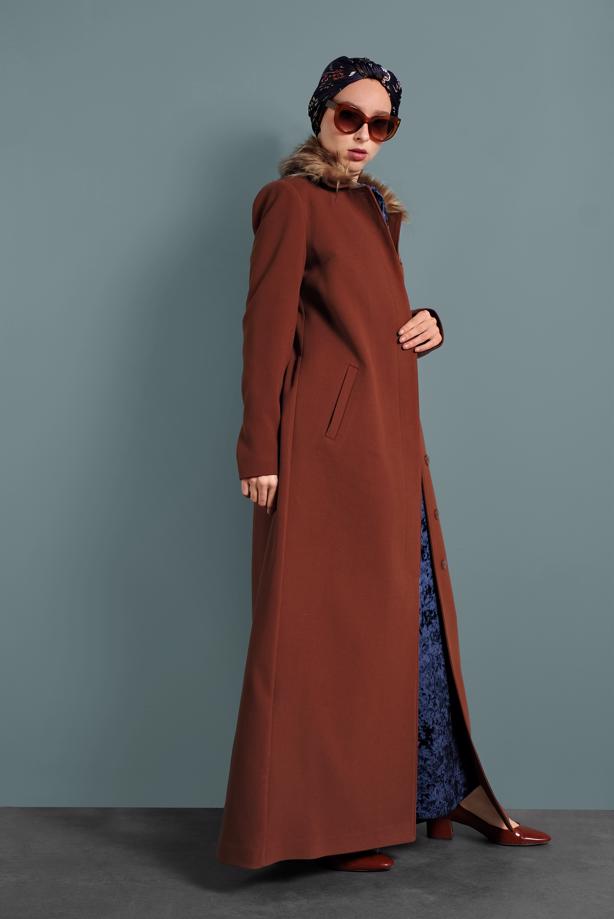 Tesettür giyim KAHVE ALVİNA YAKASI KÜRKLÜ DÜĞMELİ MANTO 90062 - TRENDTESETTÜR