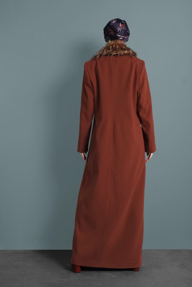 Tesettür giyim KAHVE ALVİNA YAKASI KÜRKLÜ DÜĞMELİ MANTO 90062 - TRENDTESETTÜR