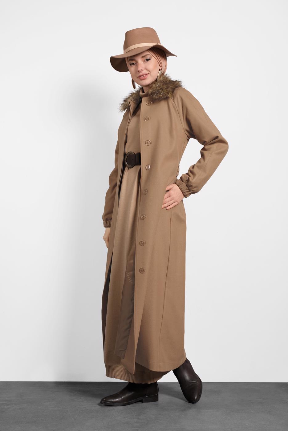 Tesettür giyim KAHVE ALVİNA KÜRK DETAYLI CEPLİ MANTO 90077 