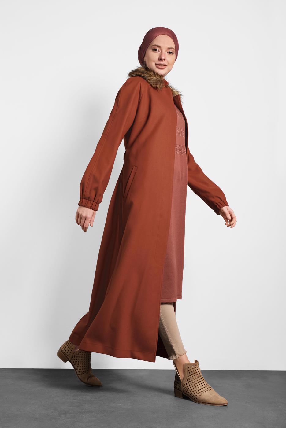 Tesettür giyim KAHVE ALVİNA KÜRK DETAYLI CEPLİ MANTO 90077 