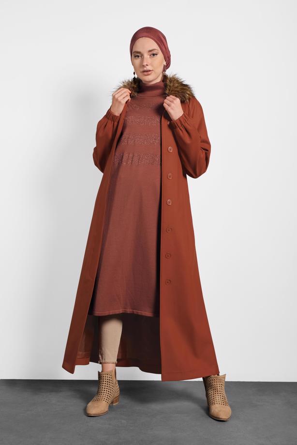 Tesettür giyim KAHVE ALVİNA KÜRK DETAYLI CEPLİ MANTO 90077  - TRENDTESETTÜR