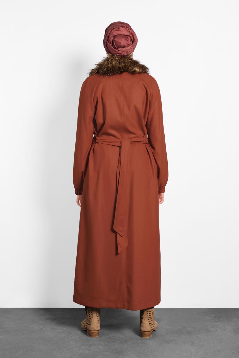 Tesettür giyim KAHVE ALVİNA KÜRK DETAYLI CEPLİ MANTO 90077 