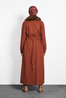 Tesettür giyim KAHVE ALVİNA KÜRK DETAYLI CEPLİ MANTO 90077 