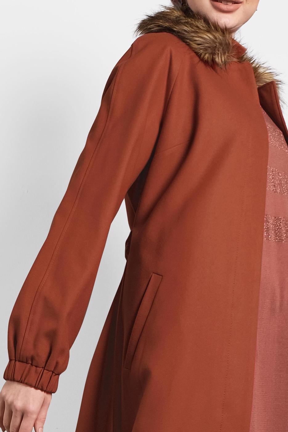 Tesettür giyim KAHVE ALVİNA KÜRK DETAYLI CEPLİ MANTO 90077 