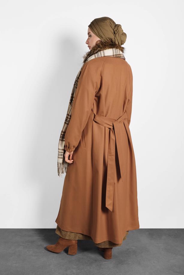 Tesettür giyim TABA ALVİNA KÜRK DETAYLI CEPLİ MANTO 90077  - TRENDTESETTÜR