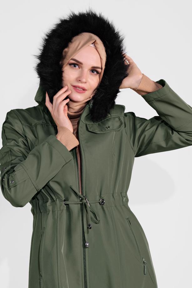 Tesettür giyim HAKİ BELDEN BAĞLAMALI KAPÜŞONU KÜRKLÜ MANTO 632 - TRENDTESETTÜR