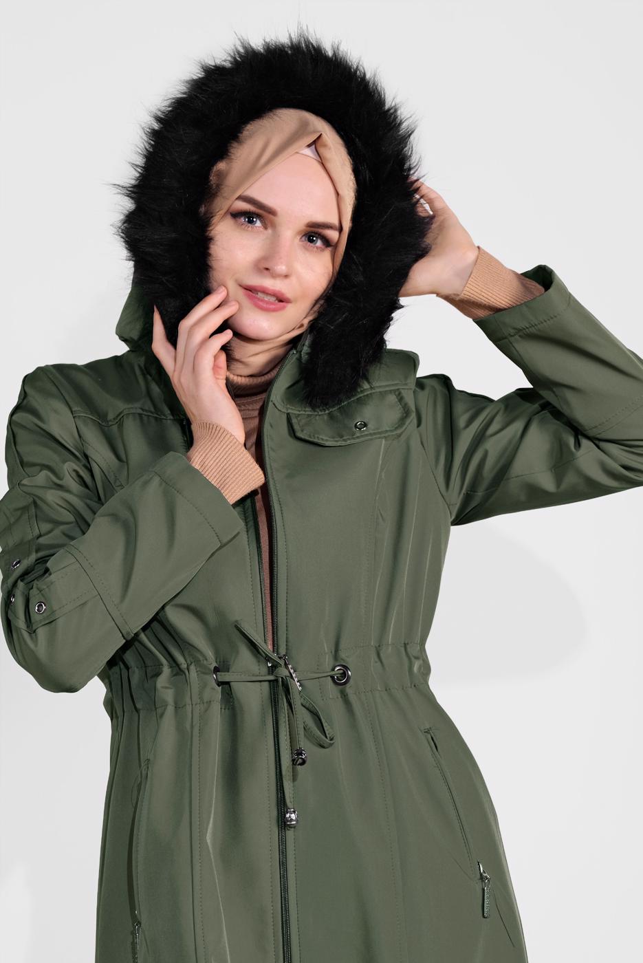 Tesettür giyim HAKİ BELDEN BAĞLAMALI KAPÜŞONU KÜRKLÜ MANTO 632