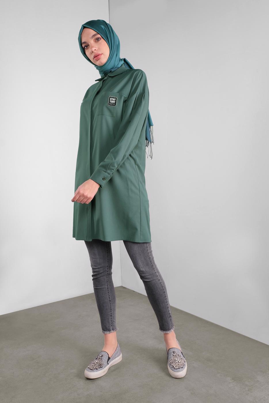 Tesettür giyim YEŞİL ALVİNA CEPTE BASKI DETAYLI GİZLİ DÜĞMELİ TUNİK 40277