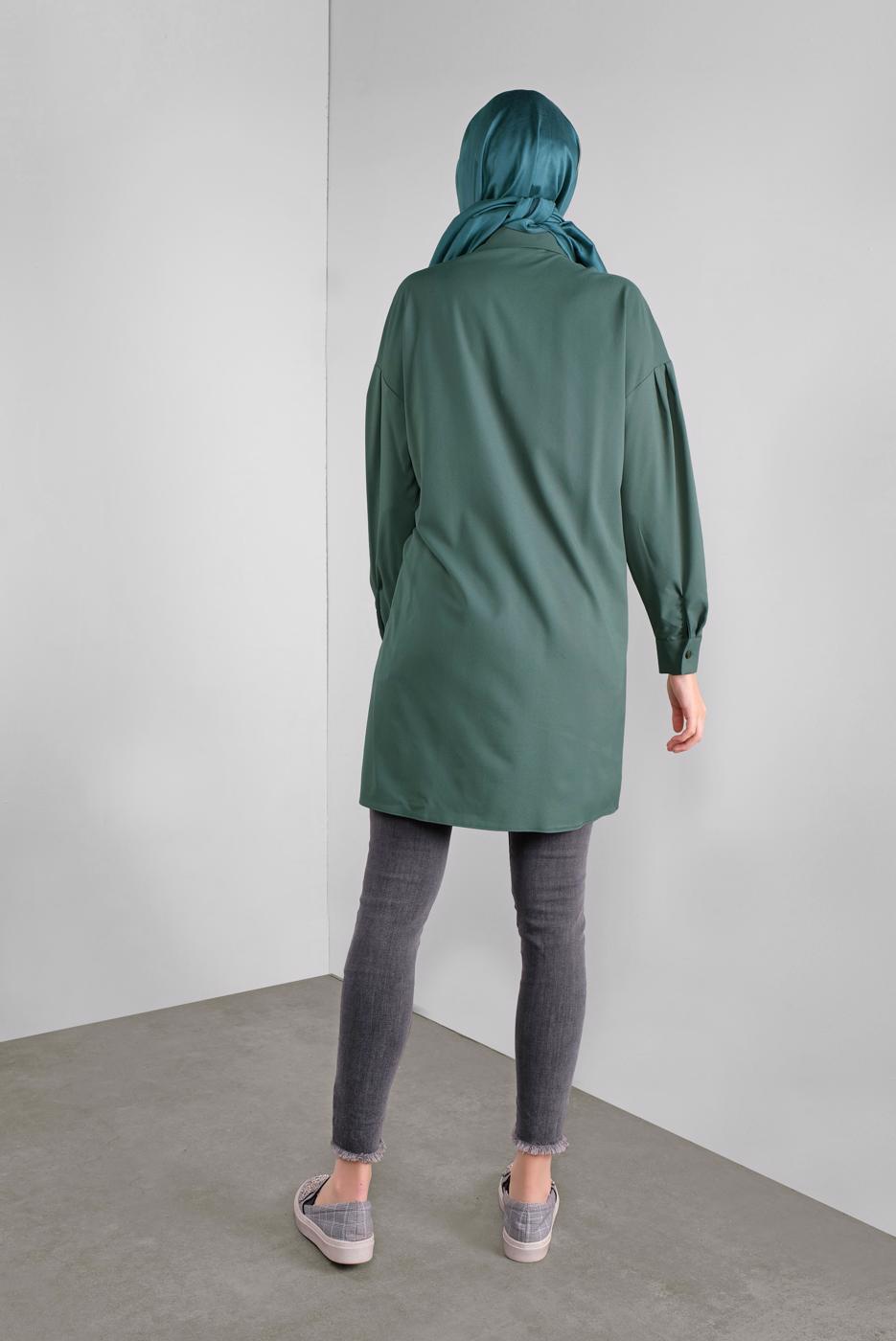 Tesettür giyim YEŞİL ALVİNA CEPTE BASKI DETAYLI GİZLİ DÜĞMELİ TUNİK 40277