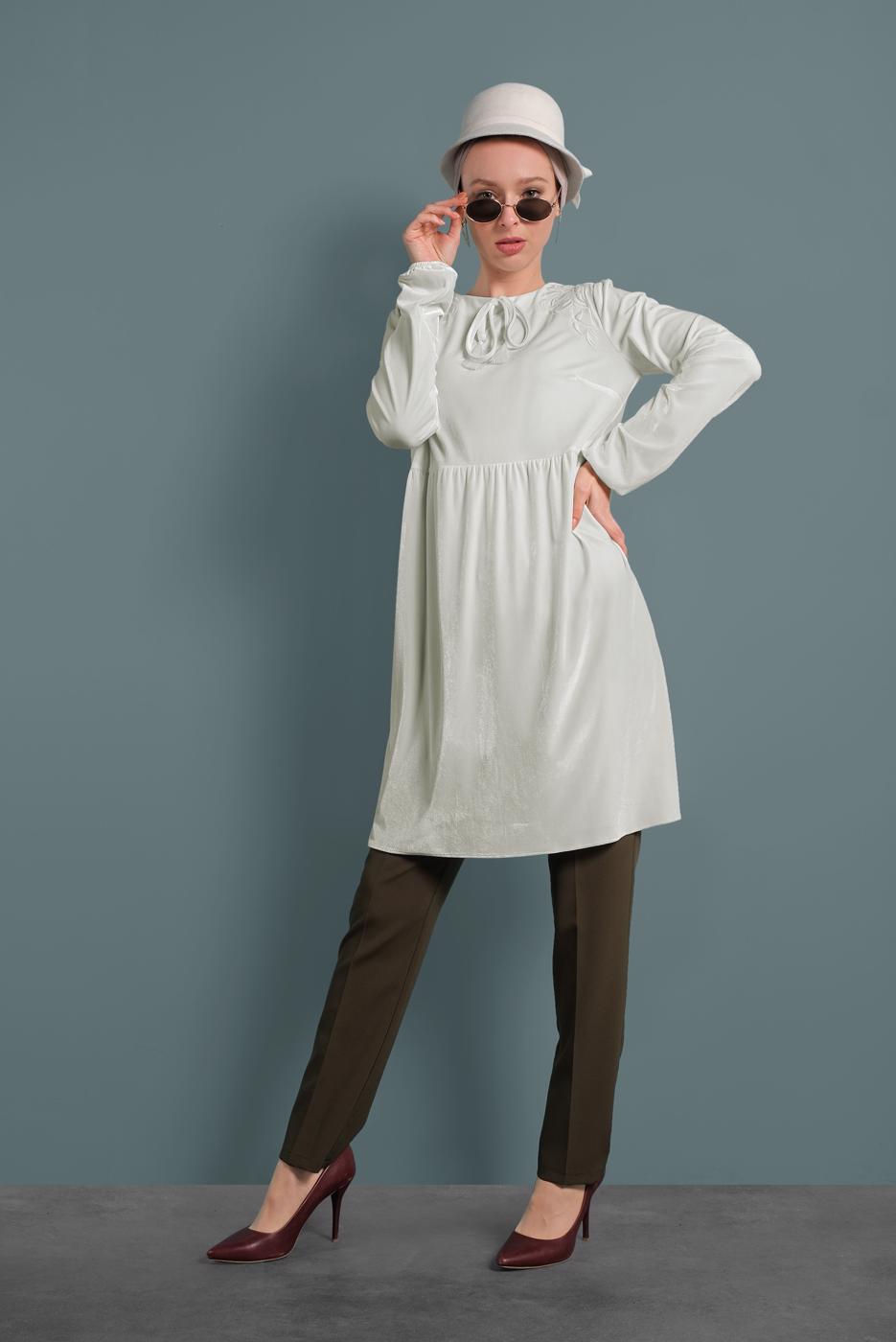 Tesettür giyim KREM ALVİNA OMUZLARI DESENLİ MANŞETLERİ LASTİKLİ KADİFE TUNİK 40388