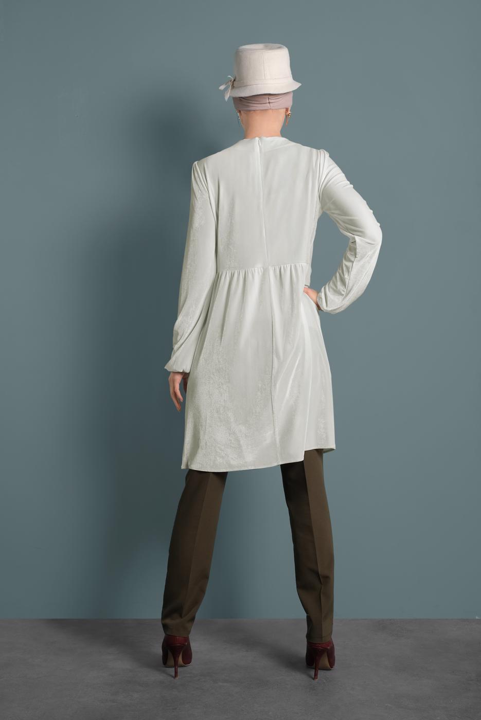 Tesettür giyim KREM ALVİNA OMUZLARI DESENLİ MANŞETLERİ LASTİKLİ KADİFE TUNİK 40388