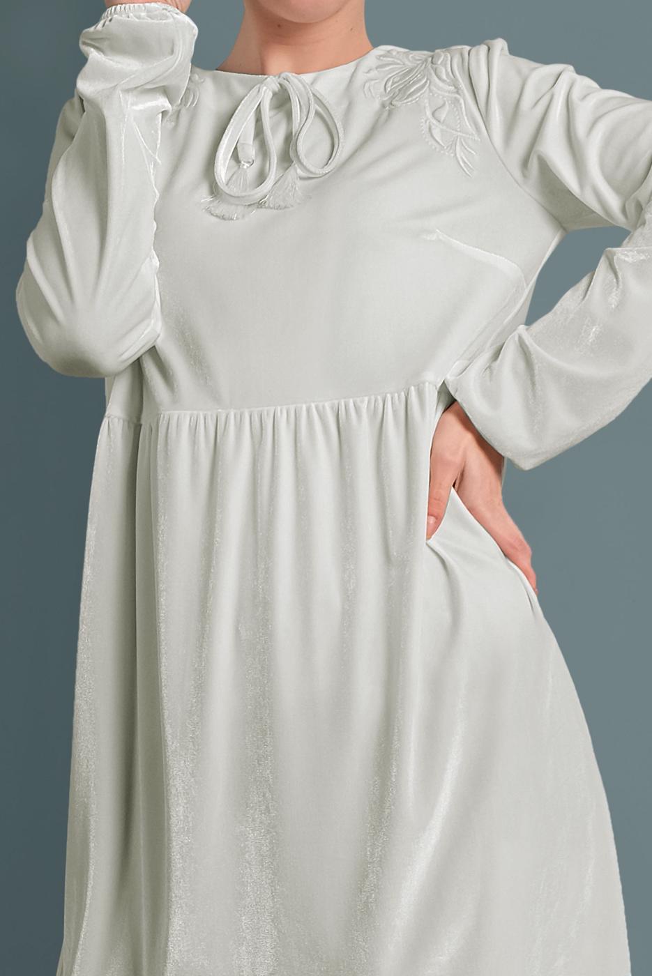 Tesettür giyim KREM ALVİNA OMUZLARI DESENLİ MANŞETLERİ LASTİKLİ KADİFE TUNİK 40388