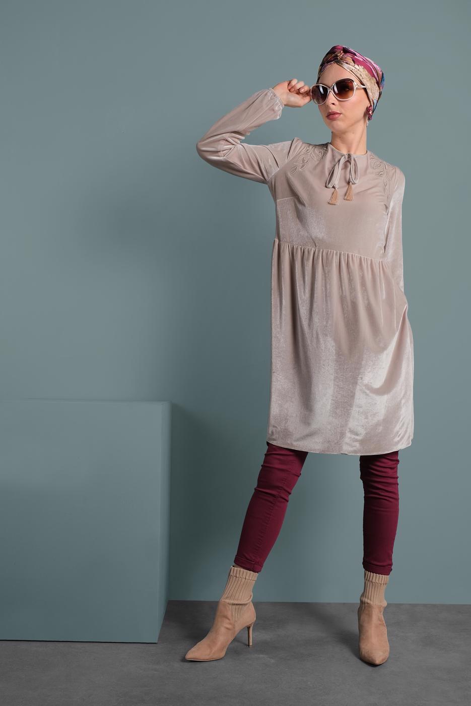 Tesettür giyim PEMBE ALVİNA OMUZLARI DESENLİ MANŞETLERİ LASTİKLİ KADİFE TUNİK 40388