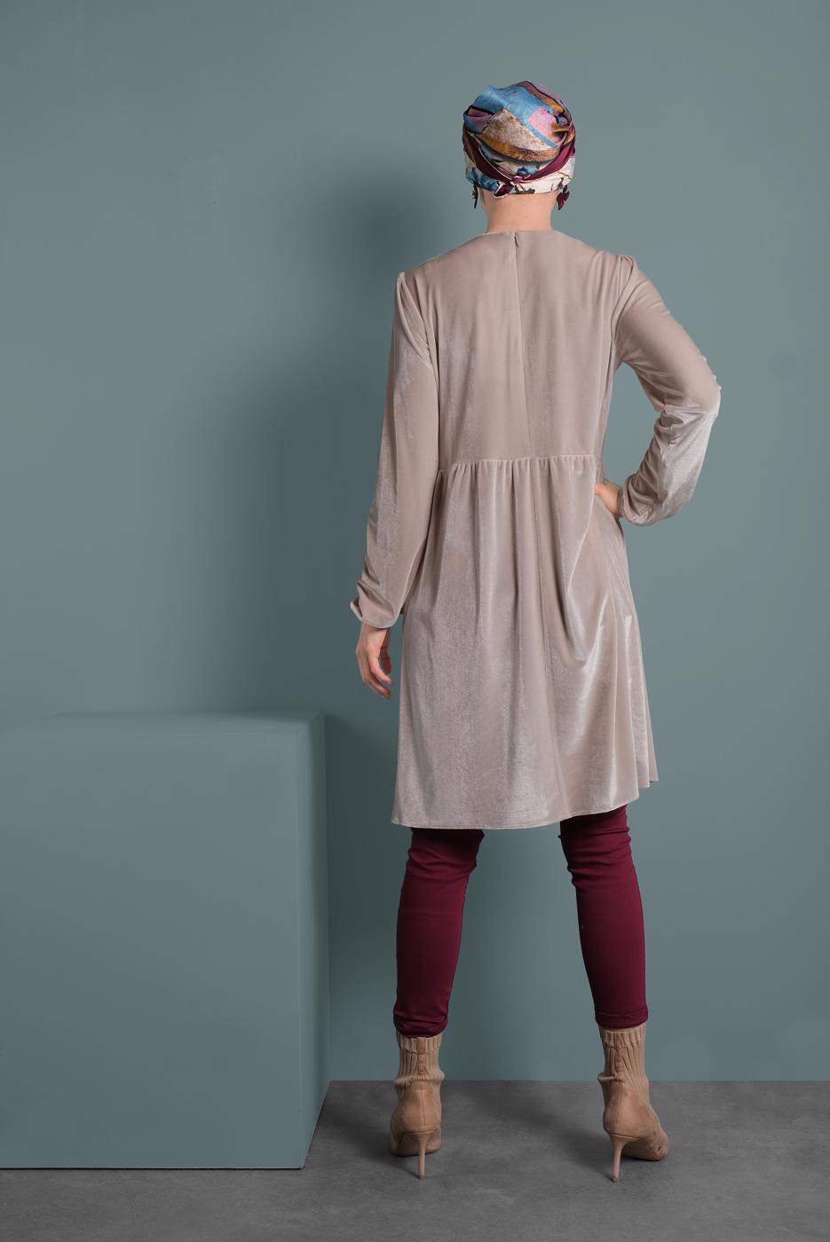 Tesettür giyim PEMBE ALVİNA OMUZLARI DESENLİ MANŞETLERİ LASTİKLİ KADİFE TUNİK 40388