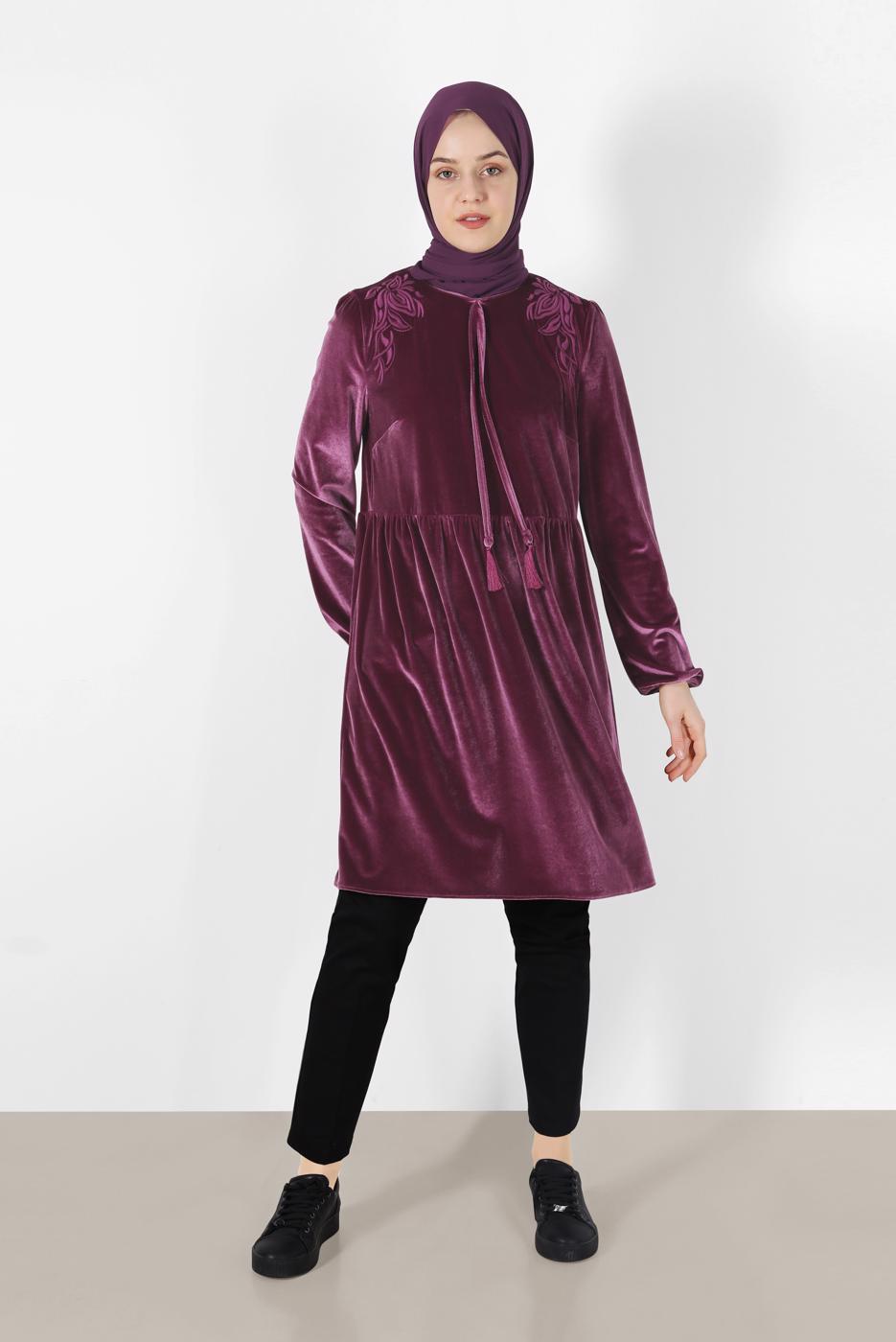 Tesettür giyim PEMBE ALVİNA OMUZLARI DESENLİ MANŞETLERİ LASTİKLİ KADİFE TUNİK 40388