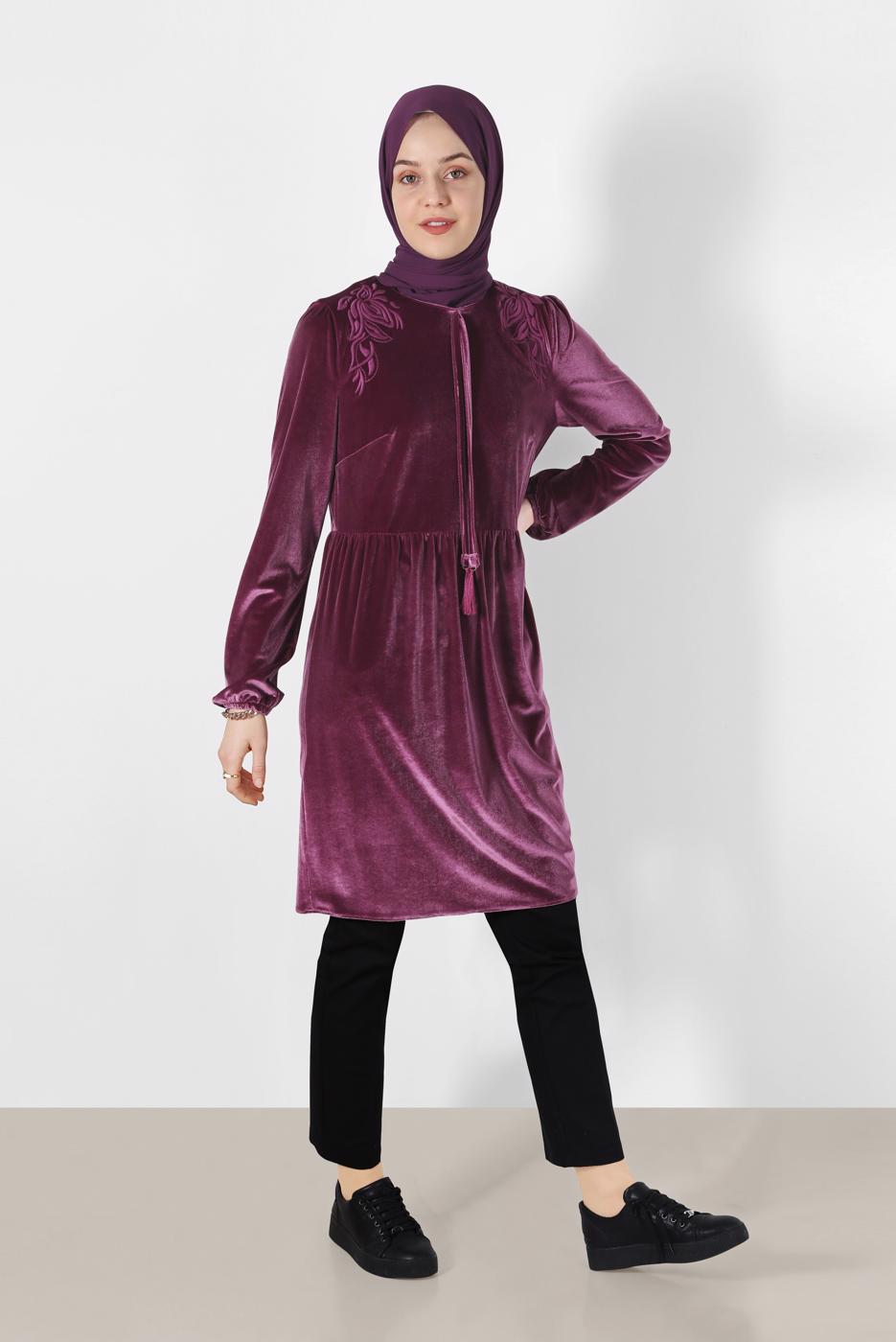 Tesettür giyim PEMBE ALVİNA OMUZLARI DESENLİ MANŞETLERİ LASTİKLİ KADİFE TUNİK 40388