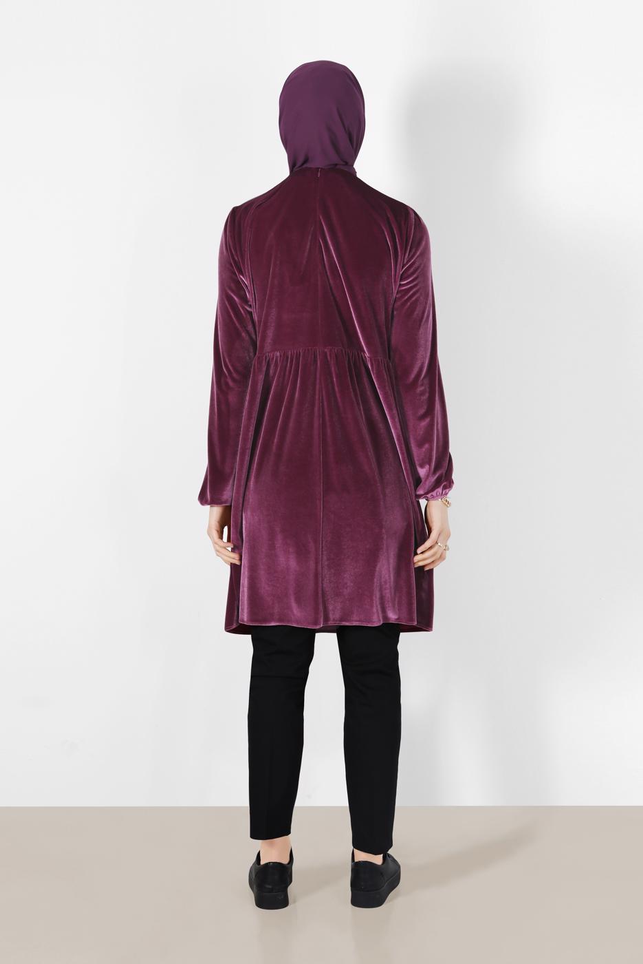 Tesettür giyim PEMBE ALVİNA OMUZLARI DESENLİ MANŞETLERİ LASTİKLİ KADİFE TUNİK 40388