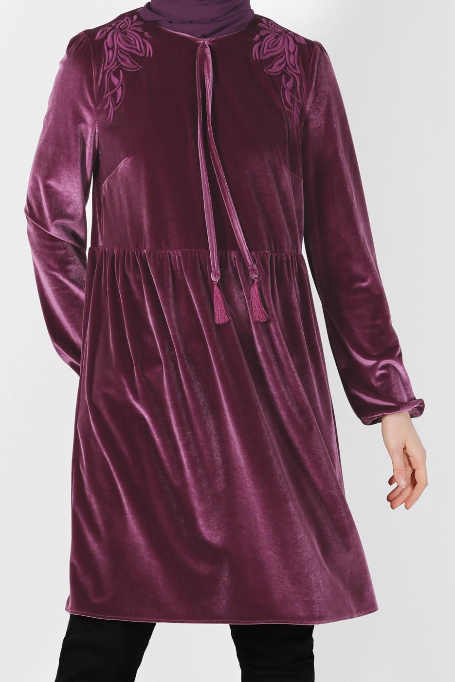Tesettür giyim PEMBE ALVİNA OMUZLARI DESENLİ MANŞETLERİ LASTİKLİ KADİFE TUNİK 40388