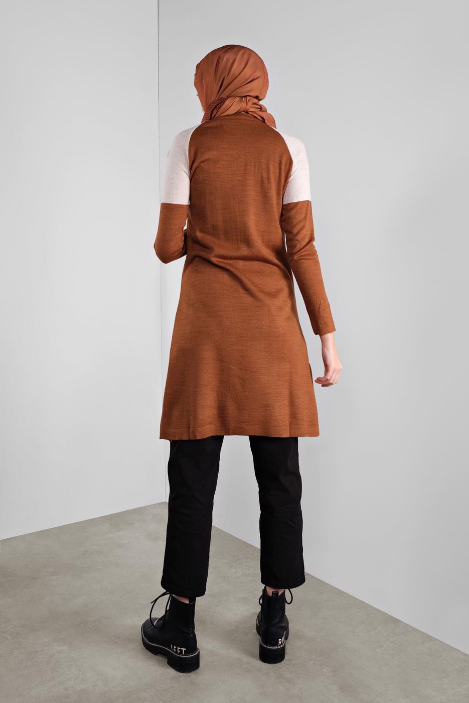 Tesettür giyim TABA KUŞGÖZLÜ METAL AKSESUARLI TRİKO TUNİK 1402