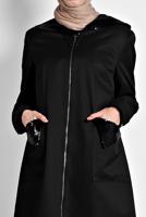 Tesettür giyim SİYAH ALVİNA CEPLERİ PULLU KAPÜŞONLU TRENÇKOT 10125