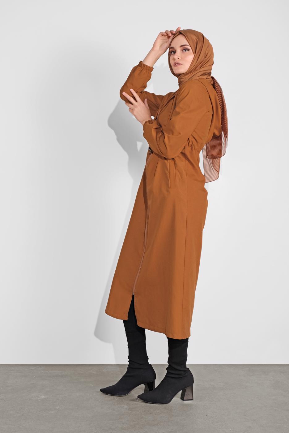 Vêtements hijab TABA TRENCH-COAT ZIPPÉ TAILLE-NOUÉE AVEC CAPUCHE 0715 
