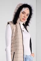 Tesettür giyim BEJ KAPÜŞONU KÜRKLÜ ŞİŞME YELEK 1000-1 