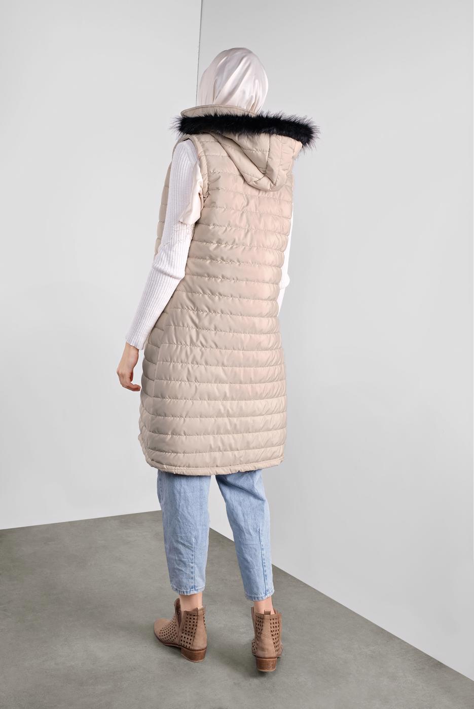 Tesettür giyim BEJ KAPÜŞONU KÜRKLÜ ŞİŞME YELEK 1000-1 