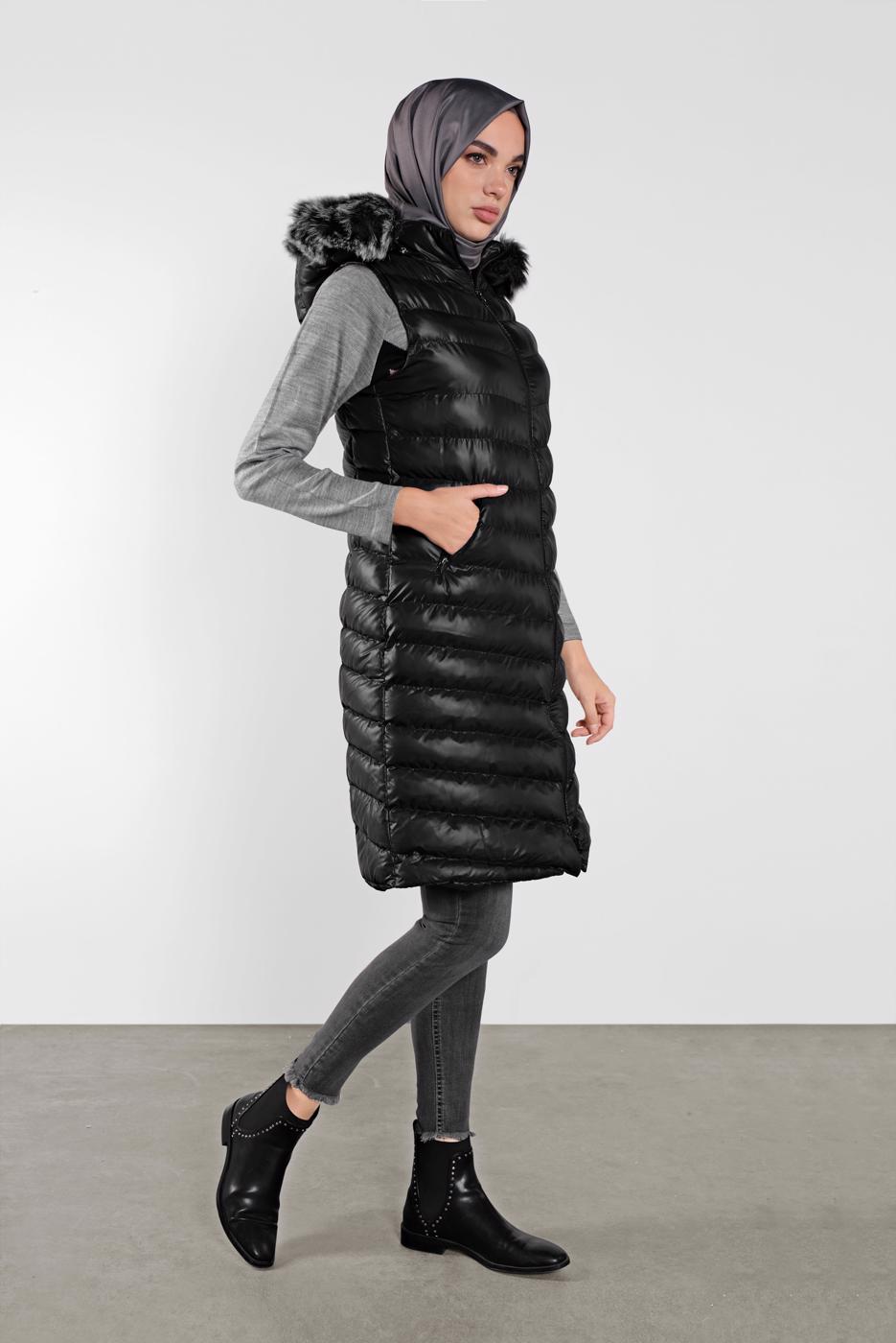 Tesettür giyim SİYAH KAPÜŞONU KÜRKLÜ ŞİŞME YELEK 673 