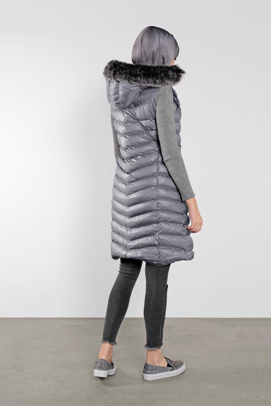 Tesettür giyim GRİ KAPÜŞONU KÜRKLÜ ŞİŞME YELEK 673 